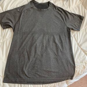 - EUC - men’s Lululemon top size Large